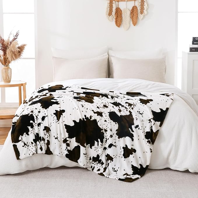 Bnuitland Cow Print Throw Blanket with Storage Pouch, Double Sided 300 GSM Super Soft Flannel Fleece Fuzzy for Bed Sofa Couch Travel, Great Blanket Gift for Adults and Kids, Twin Size 59x81 inch